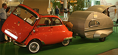 Miniwohnwagen hinter einer Isetta