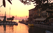 Gardasee - Der Hafen von Lazise bei Sonnenuntergang