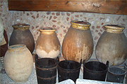 Olivenmuseum - Behälter für das gepresste Olivenöl